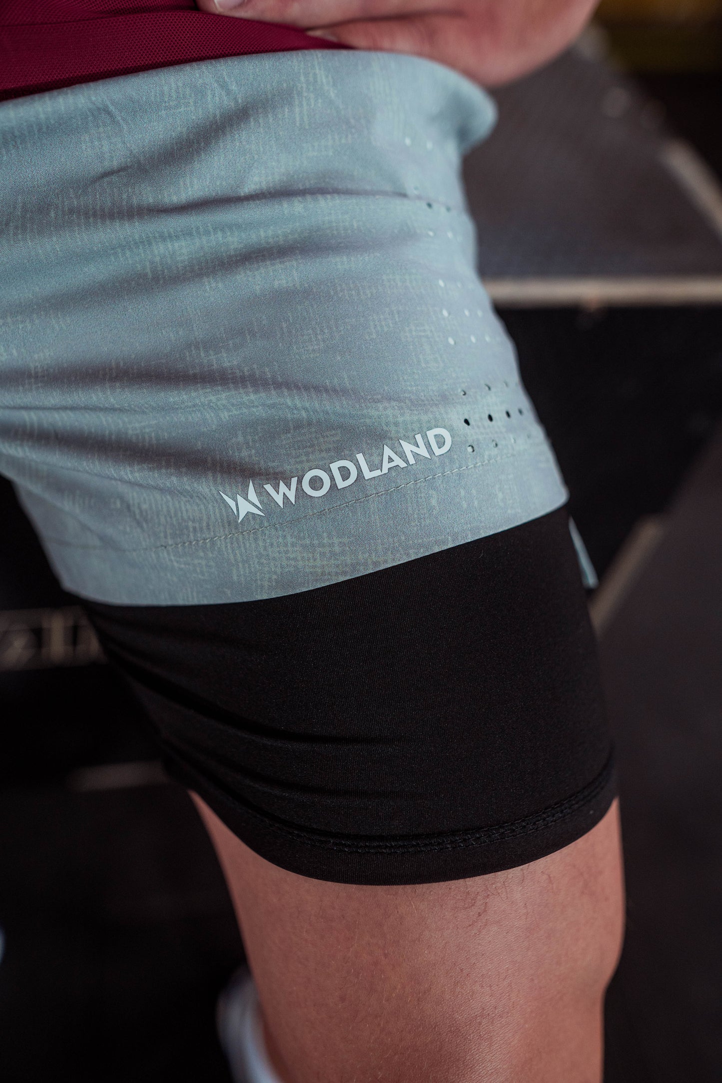 SHORTS CON MALLA 2 EN 1 GRIS