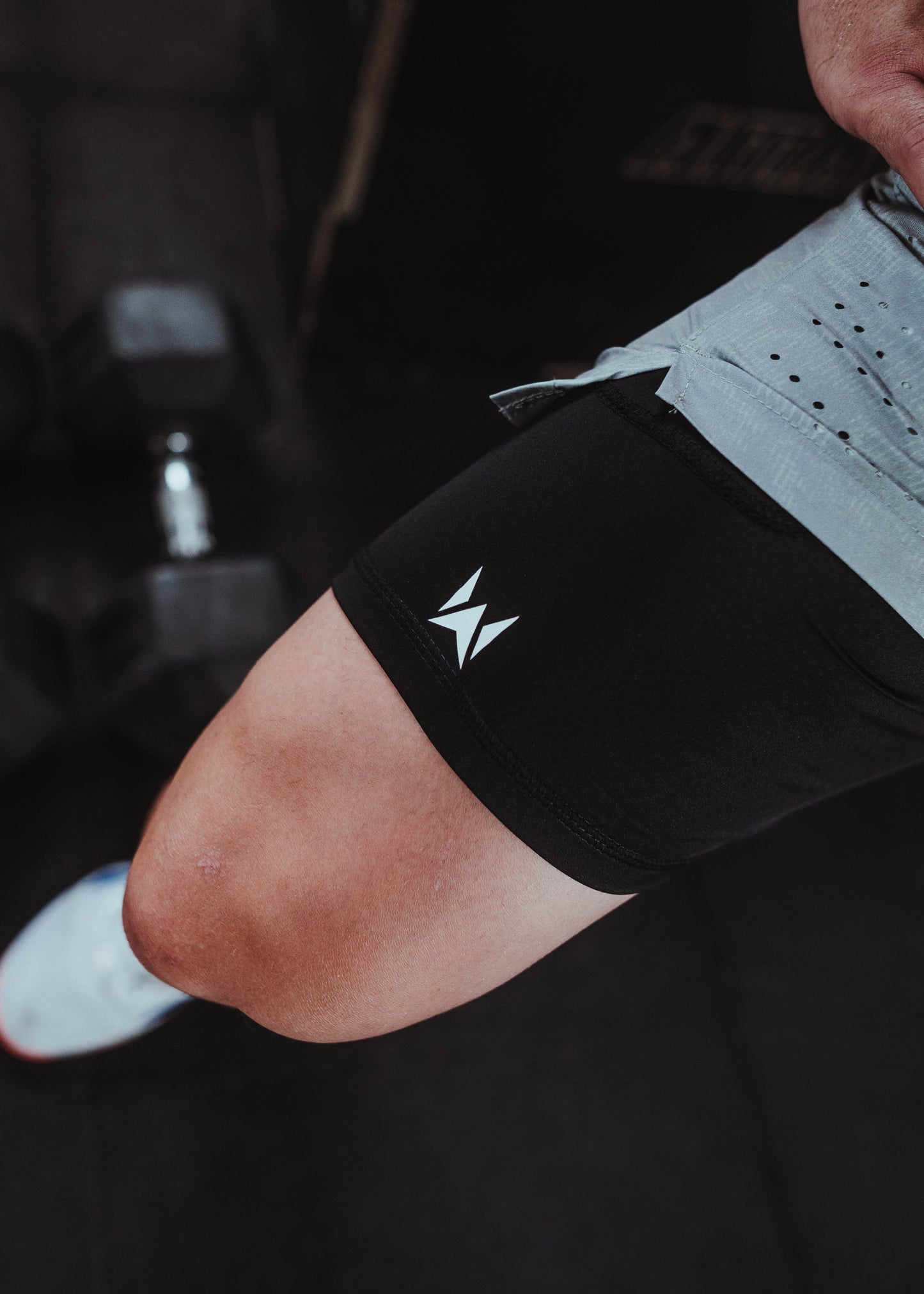 SHORTS CON MALLA 2 EN 1 GRIS
