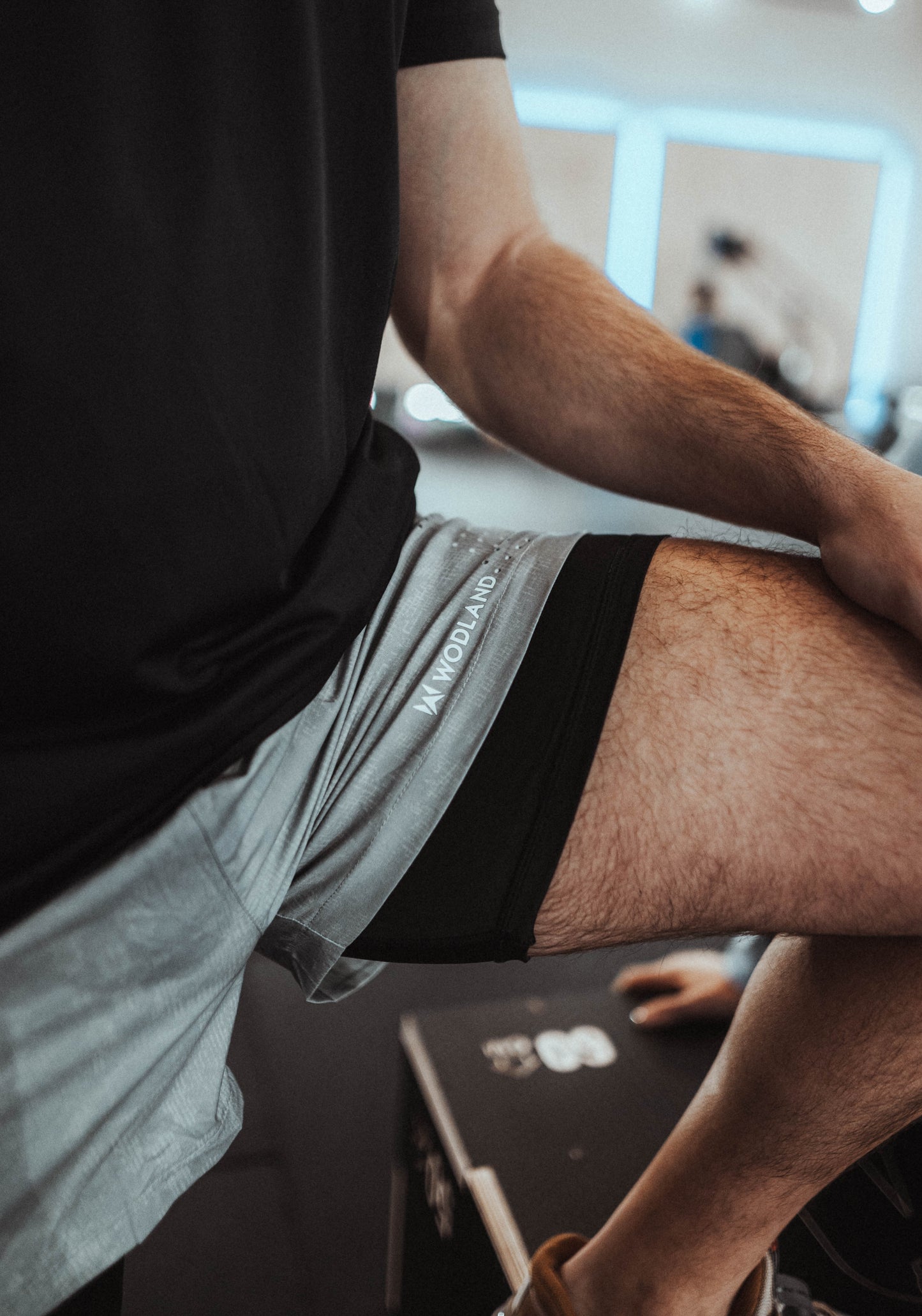SHORTS CON MALLA 2 EN 1 GRIS